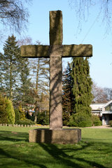 Eckernfoerde  grosses Steinkreuz auf dem Friedhof Schleswiger Strasse