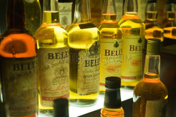 Edinburgh  Grossbritannien  verschiedene Whiskysorten in den Vitrinen