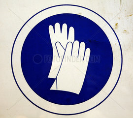 Symbolfoto  Gebotsschild Handschuhe tragen