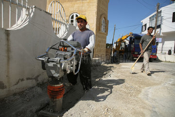 Girne  Tuerkische Republik Nordzypern  Bauabeiten fuer eine Kanalisation