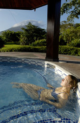 Junge Frau entspannt sich im Hotel Whirlpool  Costa Rica
