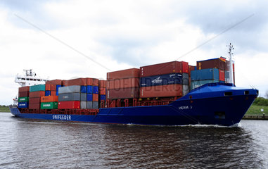 Rendsburg  Deutschland  Containerschiff Herm J auf dem Nord-Ostsee-Kanal