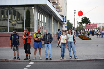 Grodno  Weissrussland  junge Menschen warten an einem Fussgaengeruebergang