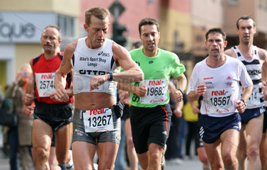 Berlin  Deutschland  Laeufer schaut beim Marathon auf die Uhr