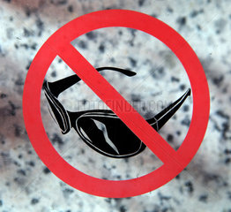 Hinweisschild  Tragen von Sonnenbrillen verboten