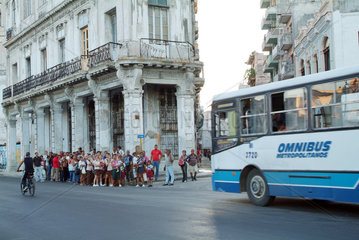 Havanna  Menschen warten auf den Bus
