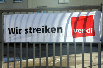 Berlin  Deutschland  ein Streikplakat der ver.di auf einem Tor aufgehaengt