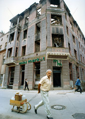 Sarajevo  Bosnien und Herzegowina  Passanten in der zerstoerten Innenstadt