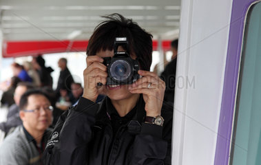 Hong Kong  China  Frau macht ein Foto mit ihrer Digitalkamera