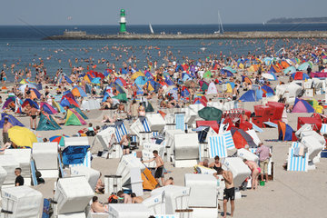 Rostock-Warnemuende  Deutschland  zahlreiche Urlauber am Strand