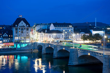 Basel  Schweiz  die Mittlere Bruecke am Rheinufer im Abendlicht