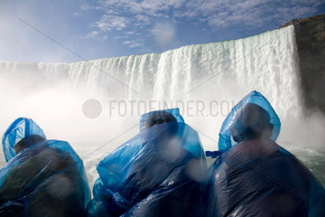 Niagara Falls  Kanada  Touristen vor den Horseshoe Falls auf kanadischer Seite