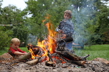 Schependorf  Deutschland  Kinder an einem Lagerfeuer