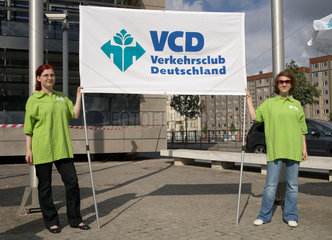 Berlin  Deutschland  Mitarbeiterinnen mit einem Banner des VCD