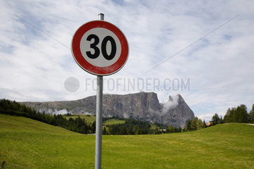 Italien  Tempo 30 Schild mit Blick auf den Schlern