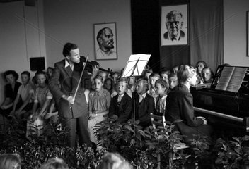 Dresden  DDR  Feierlichkeit fuer die Schulabgaenger in der Aula einer Grundschule