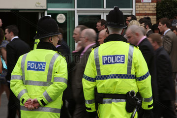 Liverpool  Grossbritannien  Polizisten ueberwachen den Einlass auf die Galopprennbahn