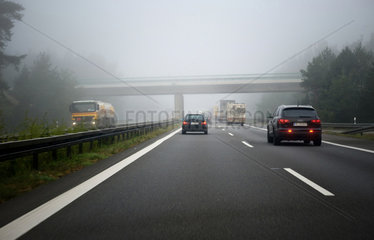 Brandenburg  Deutschland  Morgennebel auf der Autobahn 10