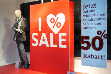 Berlin  Deutschland  Sale-Werbung an einem Warenhaus