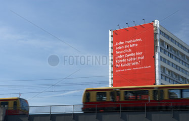 Berlin  riesiges Werbeplakat der Berliner Sparkasse an einem Hochhaus