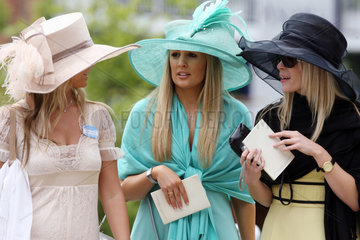 Ascot  Grossbritannien  elegant gekleidete Frauen mit Hut