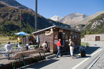 Cavaglia-Ebene  Schweiz  Gaeste in einer kleinen Bar am Bahnhof