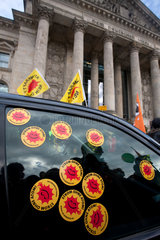 Berlin  Deutschland  Mit Anti-Atomkraft-Sticker beklebtes Auto vor dem Reichstag
