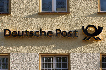 Neuenhagen  Logo der Deutschen Post an einer Haeuserwand