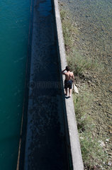 Zuerich  Schweiz  ein Besucher am Beckenrand vom Flussbad Unterer Letten