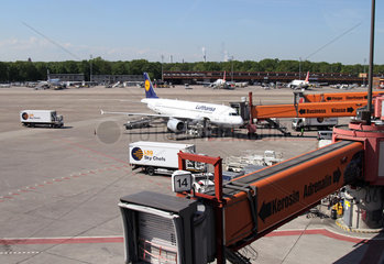 Berlin  Deutschland  Flugzeug der Lufthansa steht in Parkposition an einer Fluggastbruecke