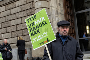 Berlin  Deutschland  Protest gegen das Freihandelsabkommen