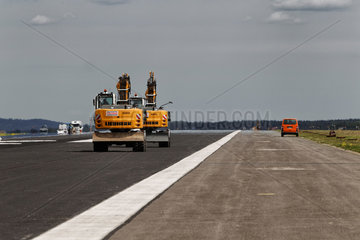 Schoenefeld  Deutschland  Sanierungsarbeiten an der Start- und Landebahn am Flughafen BER