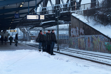 Berlin  Deutschland  Fahrgaeste warten auf die verspaetete S-Bahn im Schnee
