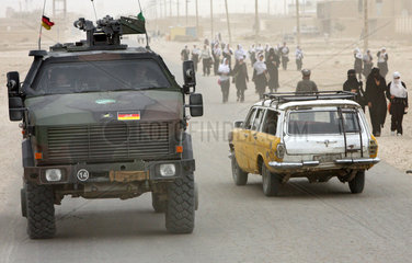 Masar-e Scharif  Afghanistan  ISAF-Truppe auf Patroullie in einem Dingo