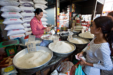 Phnom Penh  Kambodscha  Eine Frau kauft Reis auf einem Markt