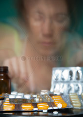 Berlin  Deutschland  eine Frau nimmt Tabletten