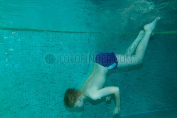 Freiburg  Deutschland  Junge Unterwasser in einem Schwimmbecken