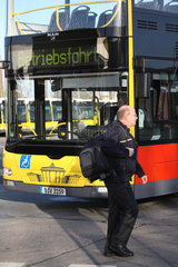 Berlin  Deutschland  Busfahrer der BVG zum Dienstschluss