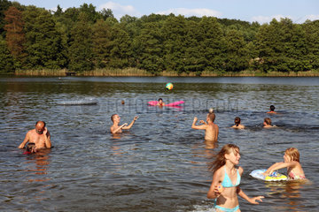 Wojnowko  Polen  Menschen am Badestrand eines Sees