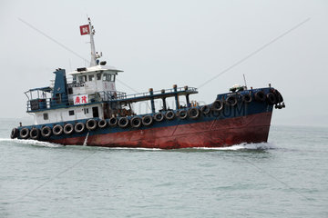 Hong Kong  China  schwer beladenes Tankschiff auf dem Suedchinesischen Meer