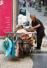 Macau  China  Frau stapelt alte Kartons