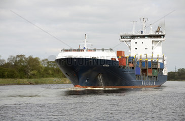 Rendsburg  Deutschland  Containerschiff Aura auf dem Nord-Ostsee-Kanal