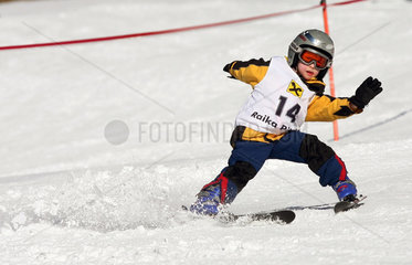 Tirol  Kind lernt Skifahren