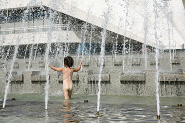 Berlin  Deutschland  ein Nackedei badet im Brunnen auf dem Alexanderplatz
