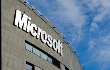 Prag  Tschechische Republik  Schriftzug von Microsoft am Firmengebaeude Prag