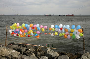Istanbul  Tuerkei  bunte Luftballons aufgehaengt fuer ein Preisschiessen