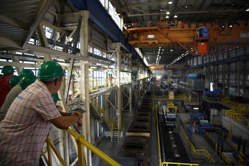 Eisenhuettenstadt  Besucher im Warmwalzwerk im Stahlwerk Arcelor Mittal