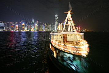 Hong Kong  China  Boot der Star Ferry vor der Skyline von Hong Kong Island bei Nacht
