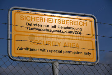 Schoenefeld  Deutschland  Schild Sicherheitsbereich hinter Stacheldraht