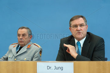 Berlin  Deutschland  Dr. Franz Josef Jung und Wolfgang Schneiderhan